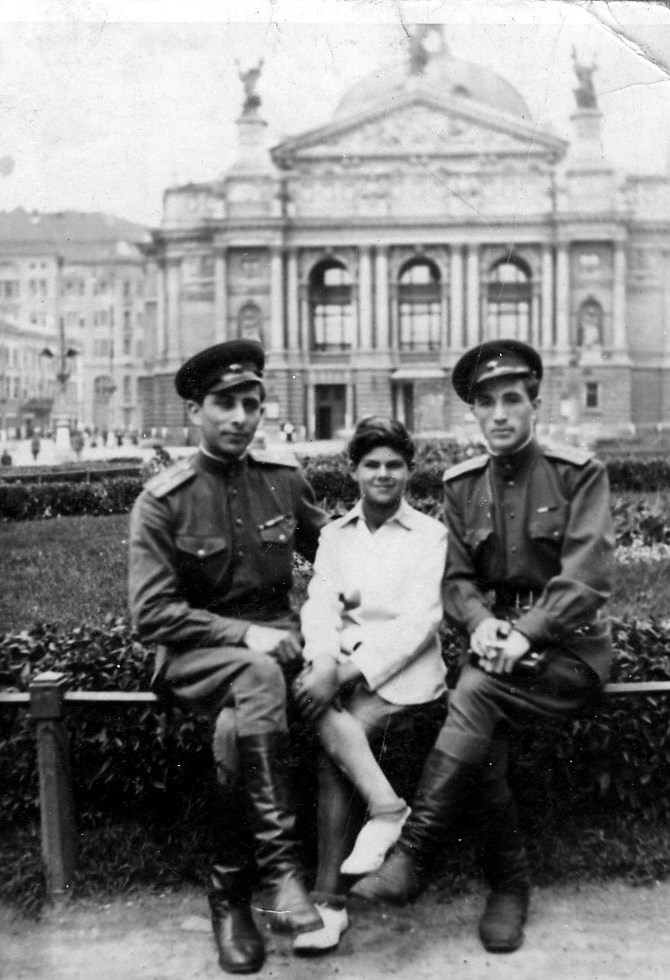 Leon with Russian soldiers