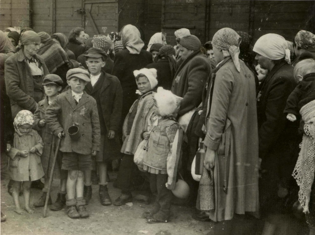 Birkenau_Women_and_children_from_the_ghetto_on_the_platform