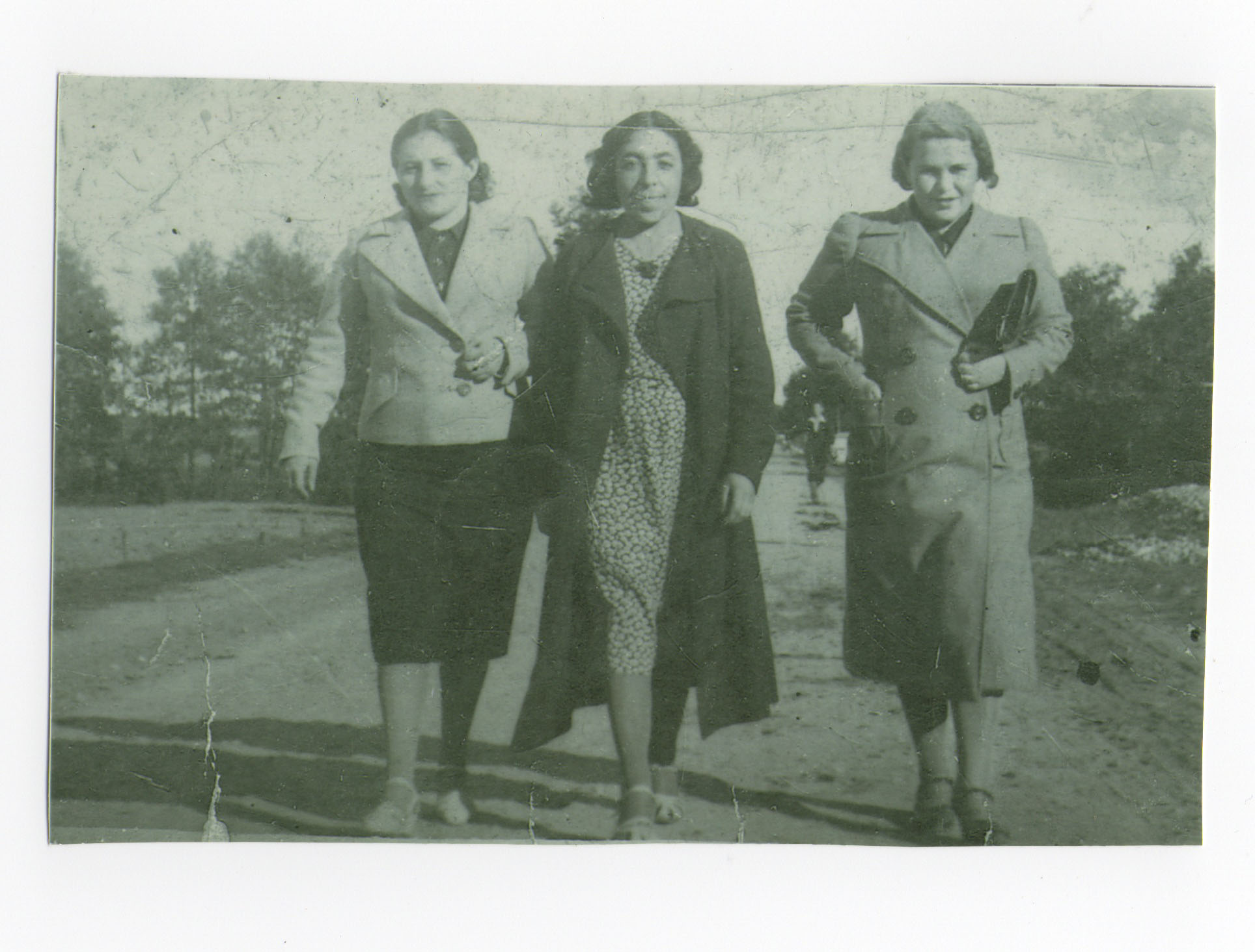 Miriam Rabinowitz, Aunt Cherne, and a friend prewar